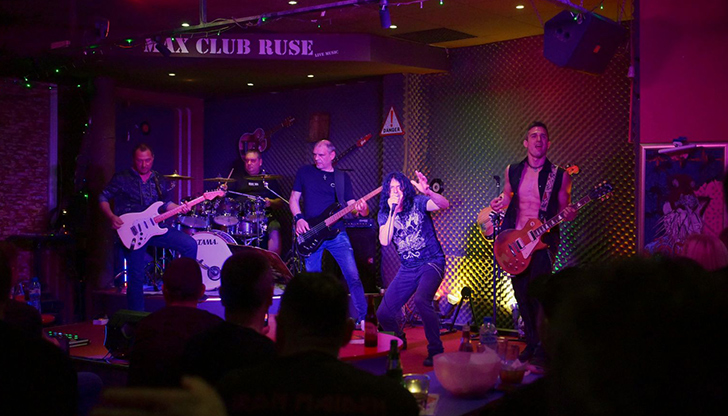 Виртуозният китарист Иван Сталев от John Steel се присъедини към