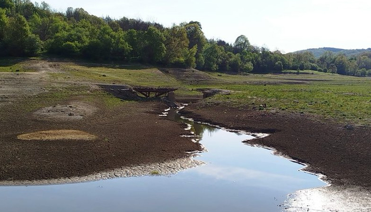 Язовир Йовковци се изпразва, въпреки дъждовете през майЯзовир Йовковци, който