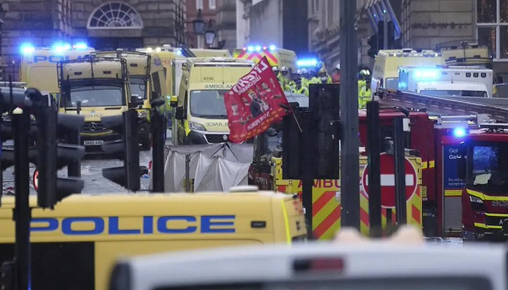 Най-малко десетина души са ранени, задържан е 53-годишен британецАвтомобил се