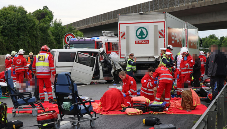 Микробус с румънска регистрация се е врязал в спрял камион