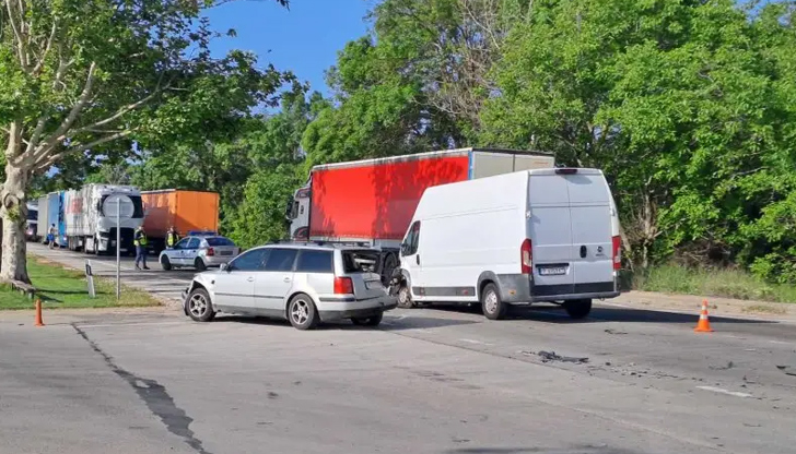 Един шофьор е откаран в болница, движението е временно затрудненоВерижна