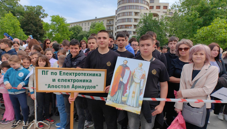 Стотици ученици изпяха Върви, народе възродени Русе отпразнува днес най-българския