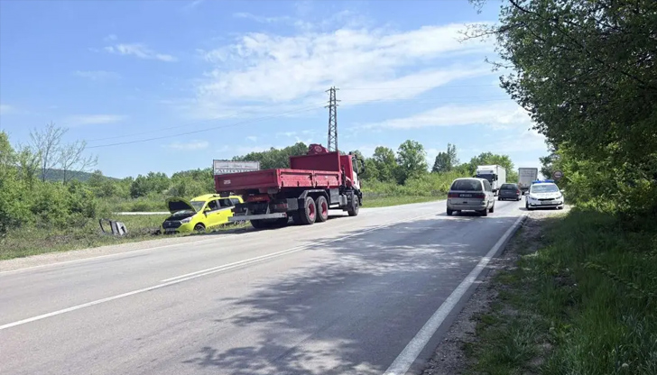 Движението по международния път Е-79 е затрудненоТежка катастрофа с трима