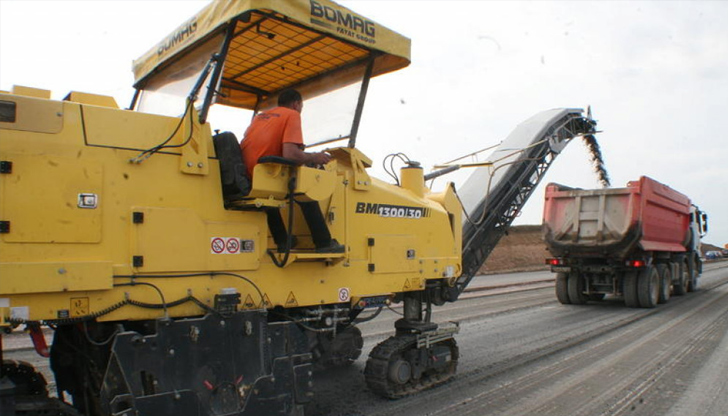 Въведен е обходен маршрут, като трафикът се регулира с пътни