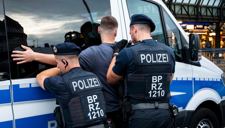 Служителят е с опасност за живота след нападението в квартал