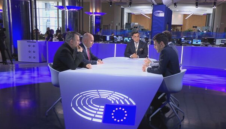 Български политици спорят дали гражданите да решават за евротоБългарски евродепутати