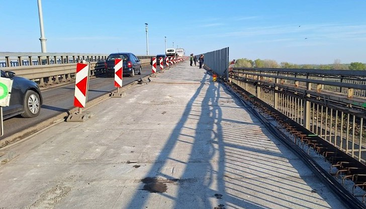 Трафикът при Русе се движи в една лента, а преходът