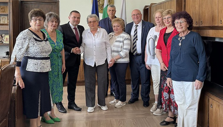 Кметът Пенчо Милков връчи грамоти на бивши директори на детски