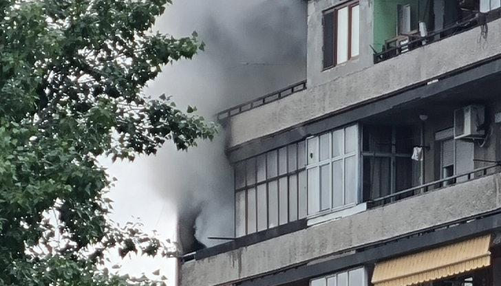 Пламъци и черен дим се виждат от терасата на жилище