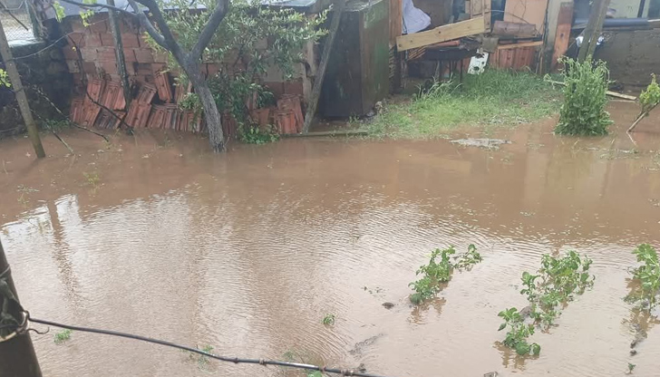 За 10 минути над селото се изсипаха над 30 литра