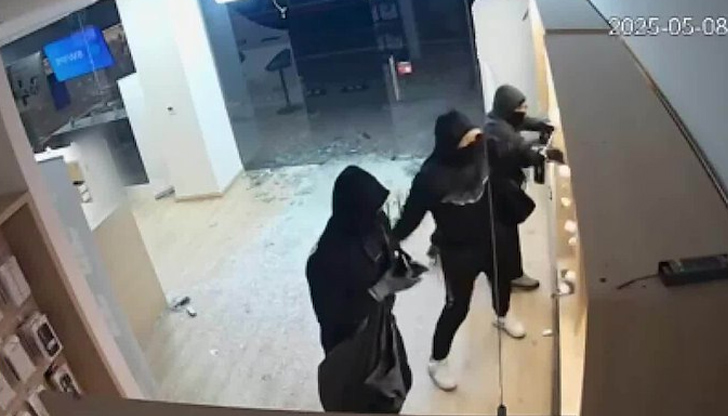 Кражбата е на стойност десетки хиляди левовеТрима маскирани мъже разбиха