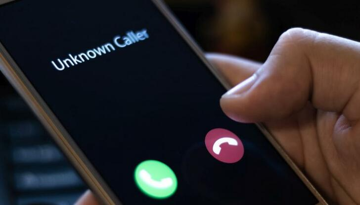 Граждани предупреждават за телефонна измама с ботове, които събират лични