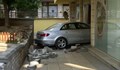 Шофьорка "паркира" автомобила си в офис в София