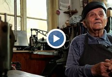 Въпреки достолепната си възраст обущарят продължава да посреща клиенти в