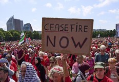 Демонстранти в червено изпълниха улиците на Хага и Брюксел с