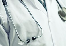 Протестиращи заплашват с масова емиграция от сектораМедицинска сестра с дългогодишен