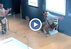 Мъжът избяга след вандалската проява музеят подаде жалба в полициятаТурист