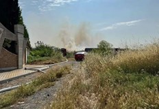 Сухи треви горят на метри от туристическия обект вятърът затруднява