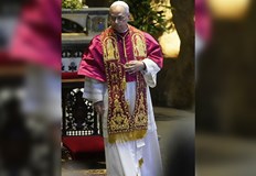 Папата облече омофора с образите на светите апостоли Петър и