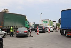 Областният управител Драгомир Драганов съобщи че около 350 камиона изчакват
