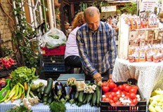 Градската градина се превръща в пазар за качествени местни продуктиБългарски