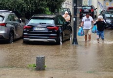 Наводнени улици и паднали дървета в румънската столица след силна