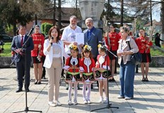 Над 400 ученици бяха посрещнати с хляб и сол във