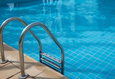 Семейна почивка на басейн струва колкото ден на плажа докато