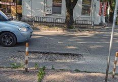 Шофьорите заобикалят дупките а Общината и ВиК се правят на