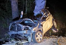 Спасители разрязаха автомобила за да извадят затиснат пътникДвама младежи на