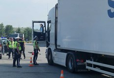 Пътна полиция проведе съвместни проверки с АПИ и Автомобилна администрацияСлужители