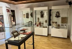 Експозицията показва уникални предмети и тъкани от периода между двете