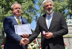 Най дългогодишният директор на СУ Христо Ботев беше отличен за принос