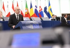 Евродепутатът обвини ръководителите на ЕС че заблуждават украинския народ за