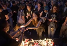 Хиляди се събраха на бдение флаговете са спуснати наполовинаАвстрийският канцлер