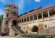 Средновековната крепост в Трансилвания пази легенди за дракони и призрациЗамъкът