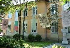 Учебното заведение предлага четири специалностиС изложба на ученически изделия пред