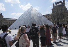 Дълги опашки се извиха пред ЛувъраХиляди туристи останаха пред затворените