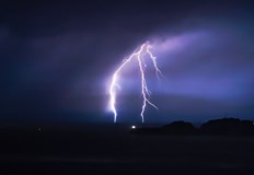 Енергоразпределителните дружества работят по отстраняване на авариите в електропроводитеМощни гръмотевични