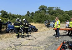 Учението имитираше тежък челен удар между два автомобилаПожарникари от три