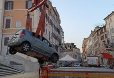 Пожарникарите използваха кран за да извадят автомобила80 годишен мъж заседна с