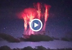 Необичайният феномен се появява високо над гръмотевичните облаци и рядко