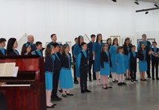 Божена Иванова акомпанира на пианотоВ Изложбената зала на Художествена галерия