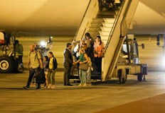 Министър Георг Георгиев посрещна групата на летище Васил Левски Самолетът с