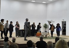 Актьорите получиха бурни овации за изпълнението на Госпожа Министершата по