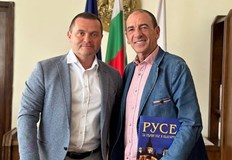 Холивудската звезда обсъди с кмета на Русе как младите да