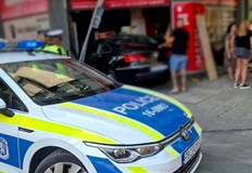 Автомобил се вряза в магазин след катастрофа в ПловдивПътно произшествие