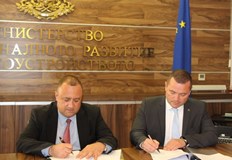 Пенчо Милков подписа споразумения за три проекта с МРРБКметът на