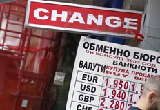 Недостиг на евро в обменните бюра вдигна курса до 1 97