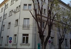 Кандидатите трябва да имат висше образование и минимум 5 години